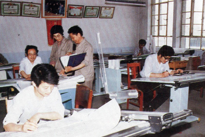 從1984年第一季度到抓管理上登記全面提高企業(yè)素質(zhì)驗(yàn)收前，采取分線檢查、總結(jié)成績(jī)、找出差距、提出措施、限期整改的方法，使各項(xiàng)工作在整頓中鞏固提高，在鞏固提高中進(jìn)行再整頓，再提高。