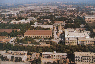 推土機(jī)總廠本部廠區(qū)。山東推土機(jī)總廠建立時(shí)，固定資產(chǎn)原值為2569萬元，占地面積為517538平方米，建筑面積為170861平方米。