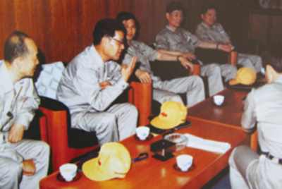 為了學(xué)習(xí)外國(guó)先進(jìn)技術(shù)和管理方法，前往引進(jìn)技術(shù)與設(shè)備的國(guó)家進(jìn)行實(shí)地考察。薛仲光廠長(zhǎng)在日本。