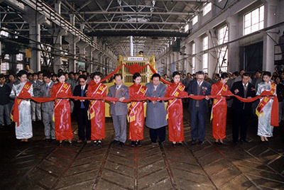 山推股份公司舉行山推牌TY220推土機(jī)5000臺(tái)下線慶典活動(dòng)。