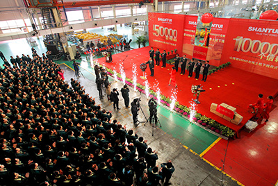 推土機(jī)事業(yè)部總裝工廠隆重舉行推土機(jī)第50000臺(tái)下線慶典儀式。這一激動(dòng)人心的歷史時(shí)刻標(biāo)志著50000臺(tái)不僅僅是一個(gè)數(shù)量的積累，更是山推管理水平、生產(chǎn)規(guī)模、制造技術(shù)、研發(fā)能力、銷售能力等綜合能力的體現(xiàn)，標(biāo)志著山推推土機(jī)產(chǎn)業(yè)整體實(shí)力進(jìn)一步增強(qiáng)，是從量變到質(zhì)變的飛躍。
