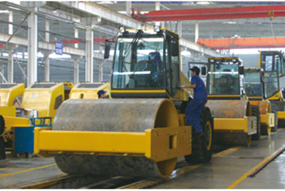 2002年2月，由履帶廠開發(fā)研制的YZ18液壓振動(dòng)壓路機(jī)，順利下線。