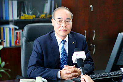 張秀文董事長(zhǎng)在接受中國(guó)山東網(wǎng)專題采訪時(shí)，就公司踐行“厚道魯商”倡樹行動(dòng)進(jìn)行回答，介紹了山推把“仁義、誠信、厚道”的文化精髓融入到生產(chǎn)經(jīng)營(yíng)的全過程的典型做法和“誠敬做產(chǎn)品，誠信做企業(yè)”的經(jīng)營(yíng)理念，在工程機(jī)械行業(yè)樹立起了“厚德堅(jiān)韌”的山東國(guó)企形象
