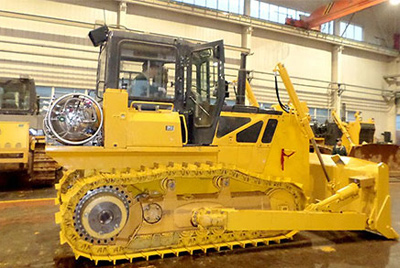 世界上第一臺(tái)燃?xì)庑吐膸酵仆翙C(jī)——SD20-5（LNG）在研究總院新產(chǎn)品試制中心下線。SD20-5（LNG）履帶式推土機(jī)是公司順應(yīng)行業(yè)發(fā)展趨勢(shì)開發(fā)的一款節(jié)能、環(huán)保產(chǎn)品，整機(jī)采用天然氣專用發(fā)動(dòng)機(jī)，燃燒后無積炭，滿足stageIIIA排放，壽命更長(zhǎng)，維修頻率更低。