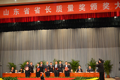 1月11日，山東省第三屆省長(zhǎng)質(zhì)量獎(jiǎng)表彰大會(huì)在山東省政府禮堂召開。