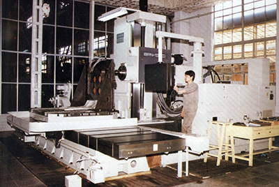 BPN-13B(R4)數(shù)控臥式加工中心。廠房擴(kuò)建加大，設(shè)備填平補(bǔ)齊，增加精、大、稀設(shè)備，新上生產(chǎn)線，提高企業(yè)裝備素質(zhì)，使山推廠成為名副其實(shí)的大馬力推土機(jī)生產(chǎn)廠。