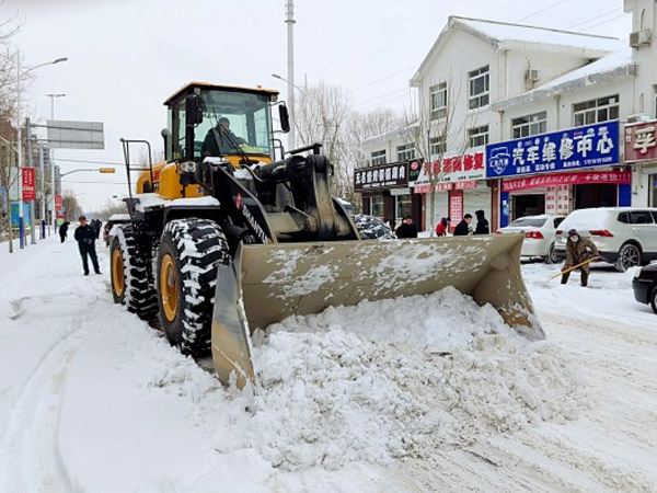 除雪保暢，山推鐵肩道義勇?lián)厝危? /> 
            <div   id=